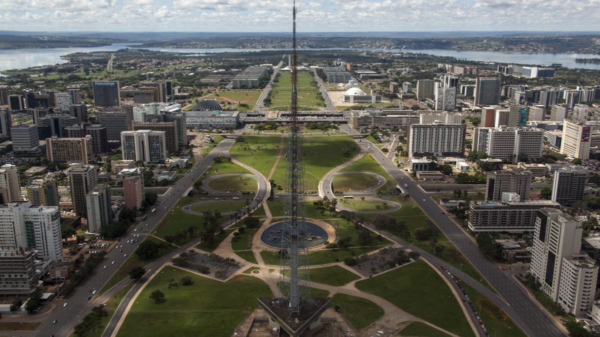 Aviso de feriado aniversario de brasilia