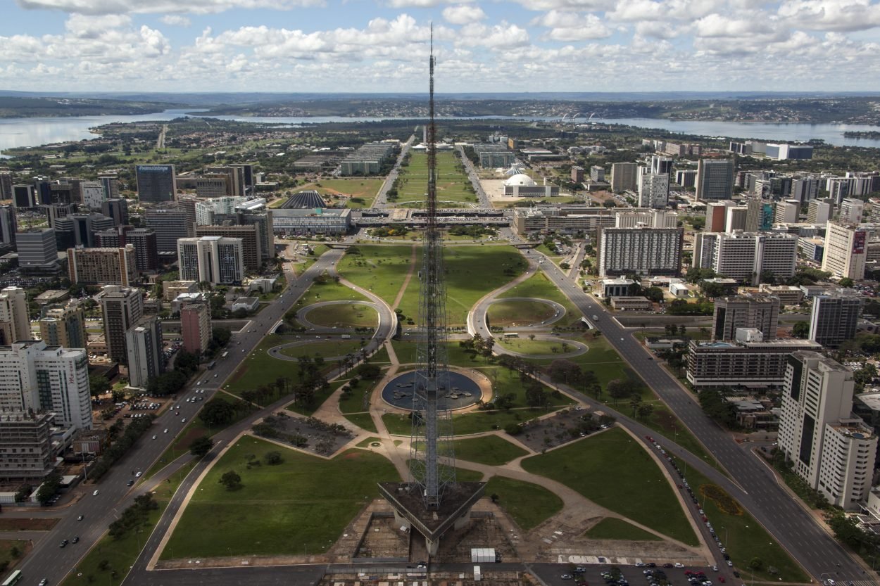 Aviso de feriado aniversario de brasilia